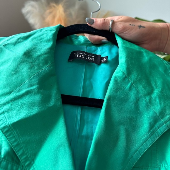 Teri Jon Sleeveless Belted Trench Dress – Emerald Green – Size 2 - Picture 4 of 15